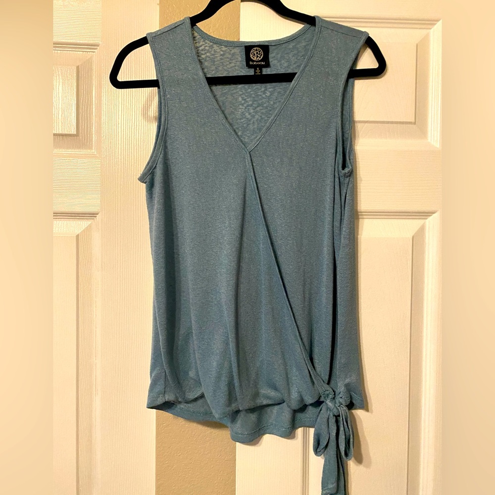 Sleeveless blouse with tie